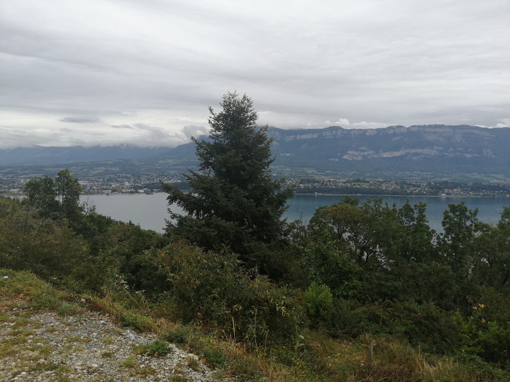 Sortie du tunnel et vue sur le lac
