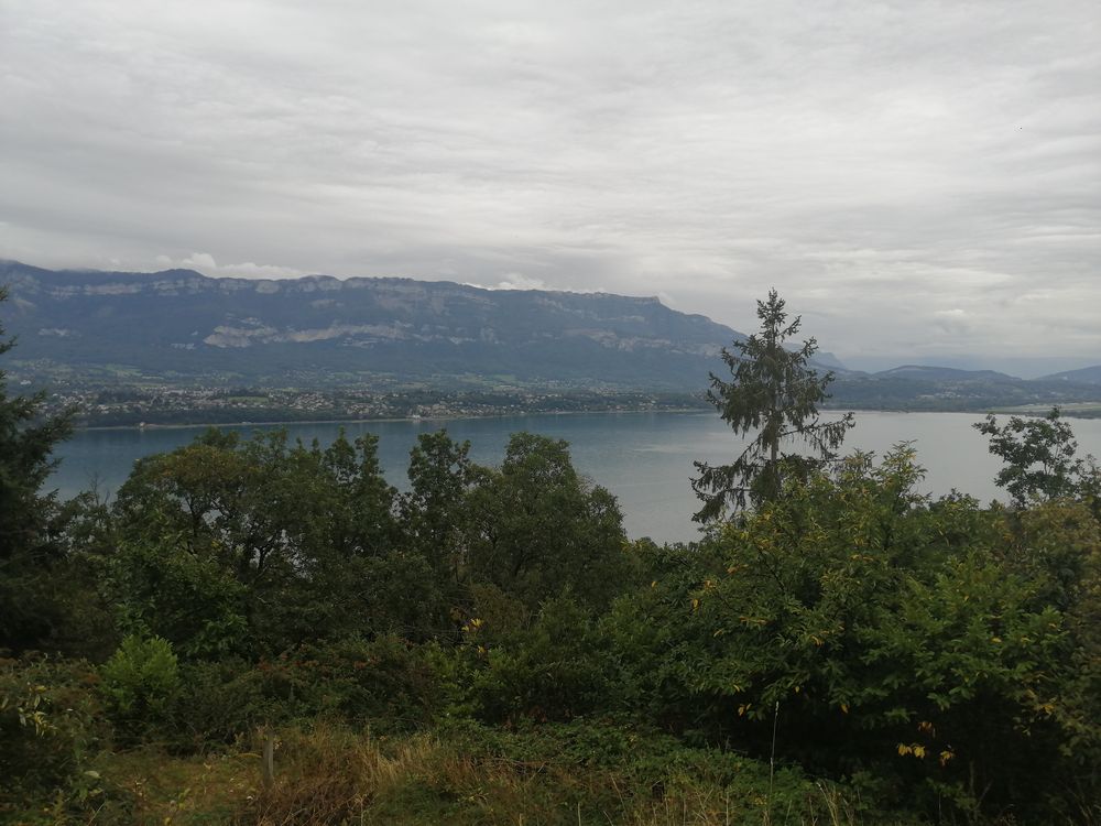 Sortie du tunnel et vue sur le lac