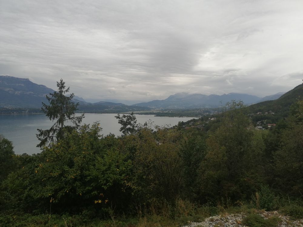 Sortie du tunnel et vue sur le lac