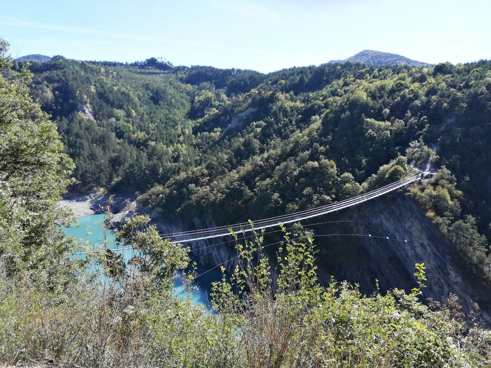 Lac de Monteynard: la passerelle de l'Ebron