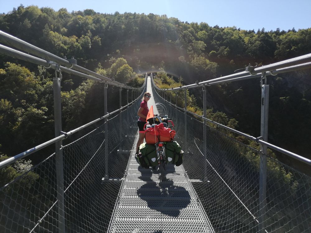 Lac de Monteynard: la passerelle de l'Ebron