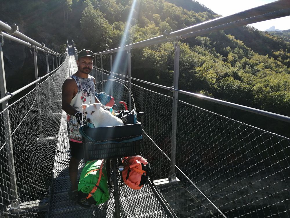 Lac de Monteynard: la passerelle du Drac
