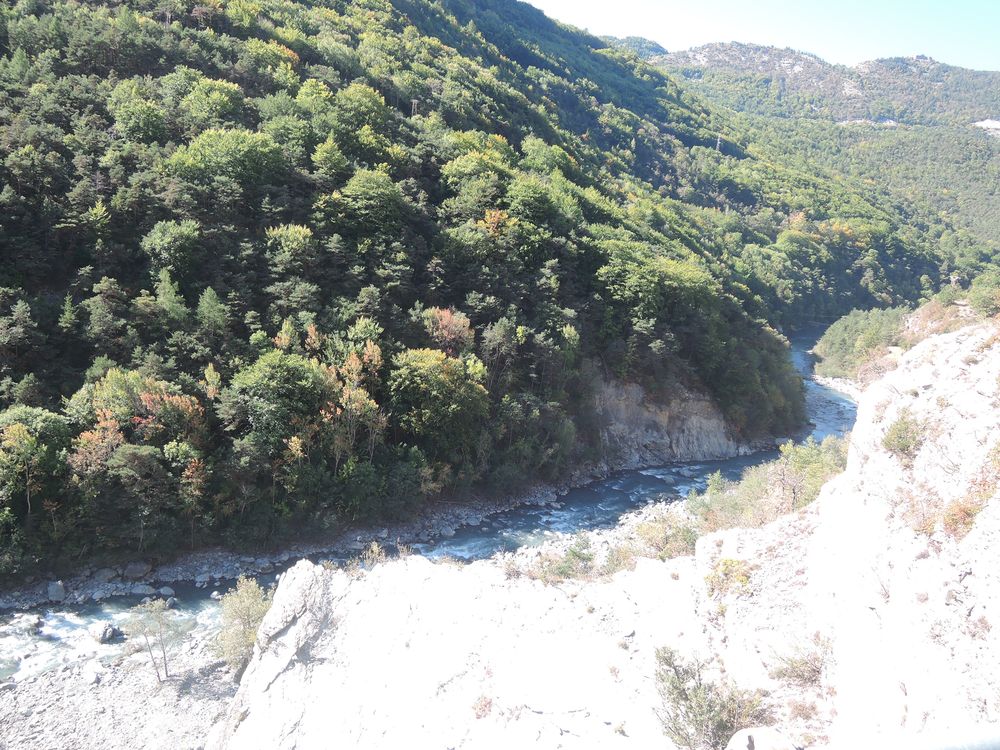 Torrent qui coule jusqu'au lac