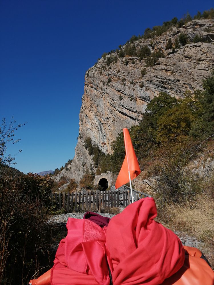 Ancienne voie ferrée réhabilitée pour les randonneurs et les VTT: succession de tunnels sans éclairage... Les lampes frontales sont de rigueur!