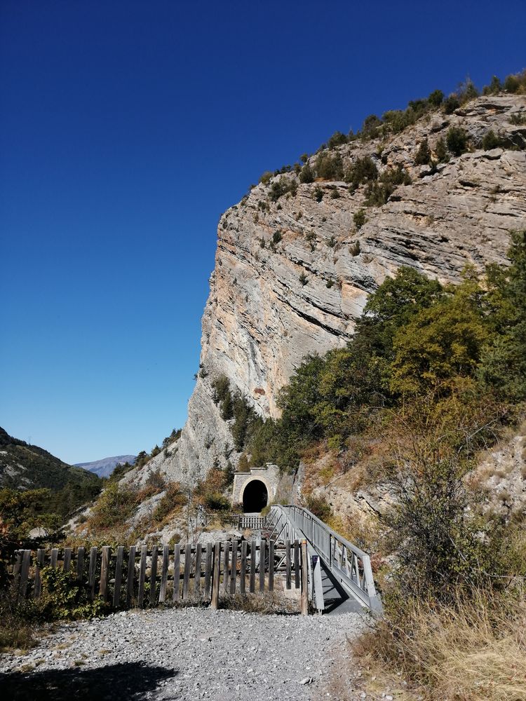 Ancienne voie ferrée réhabilitée pour les randonneurs et les VTT: succession de tunnels sans éclairage... Les lampes frontales sont de rigueur!