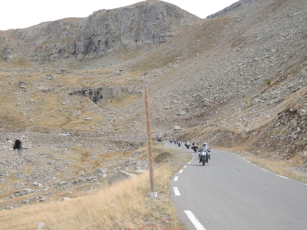 Les motards s'en donnent à coeur joie sur la route du Col de la Bonette
