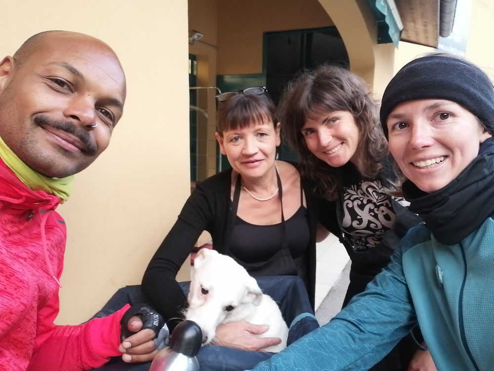 Avec les vendeuses de Vival à Clans!