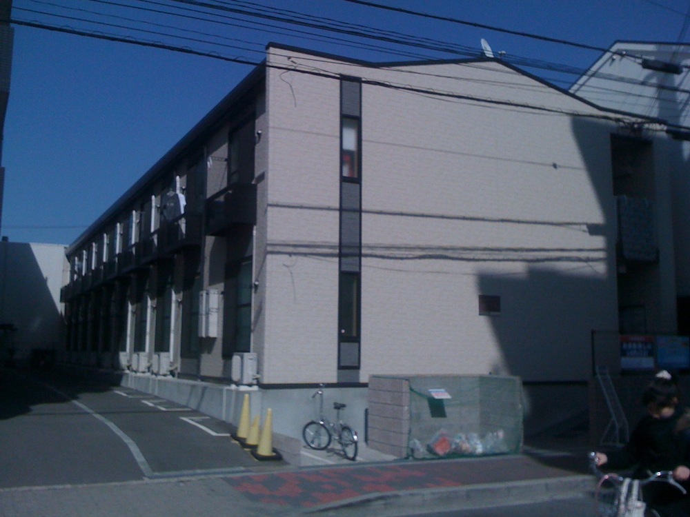 Notre petit immeuble: notre appartement est situé au rez-de-chaussée.