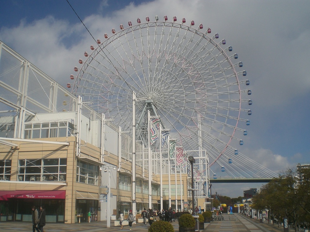 La grande roue et le centre commercial à côté de l'aquarium