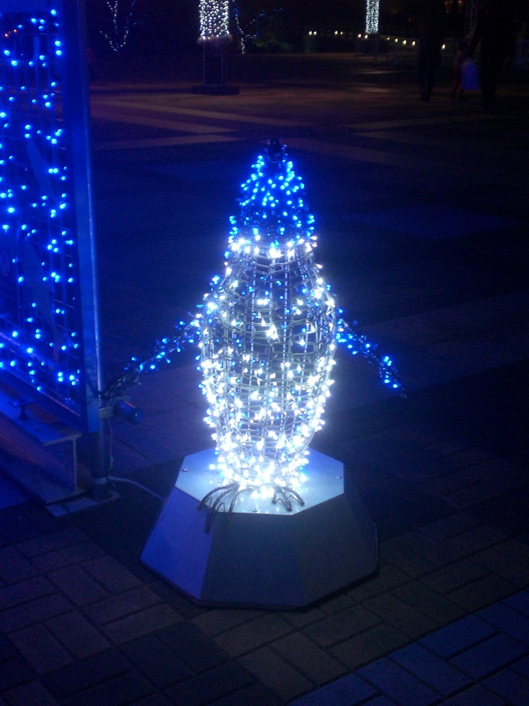 Illuminations sur le parvis de l'aquarium: un pingouin