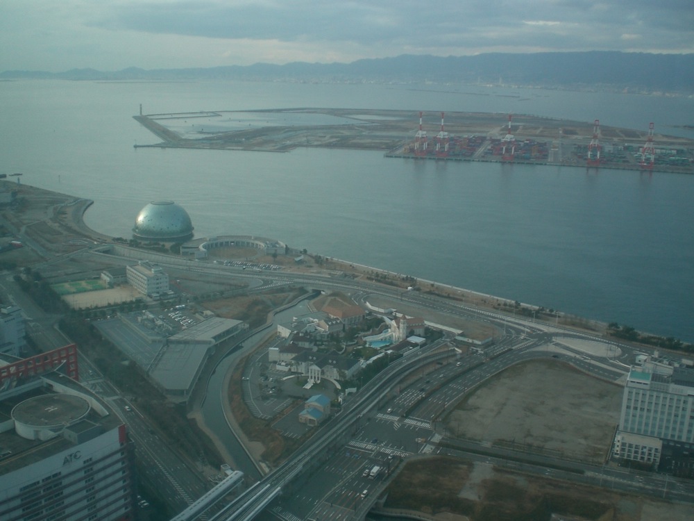 Vue de la baie d'Osaka depuis les toilettes du 47° étage de la tour WTC