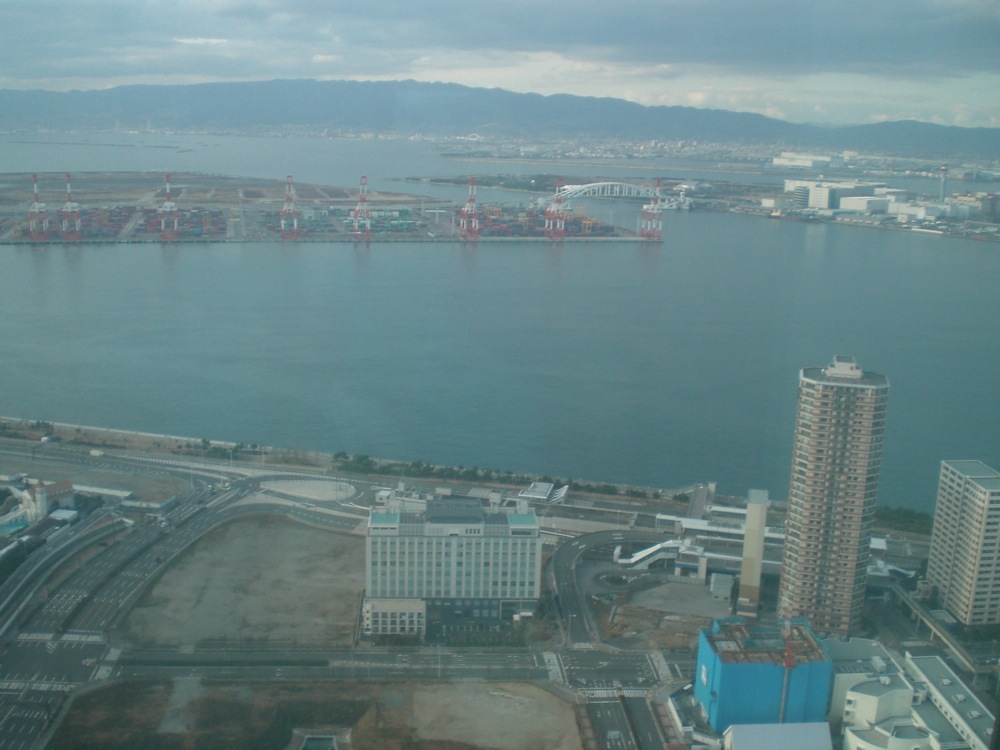 Vue de la baie d'Osaka depuis les toilettes du 47° étage de la tour WTC