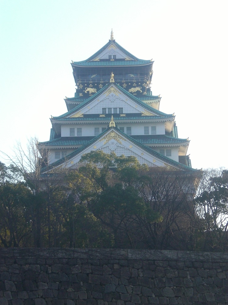 Château d'Osaka derrière les remparts