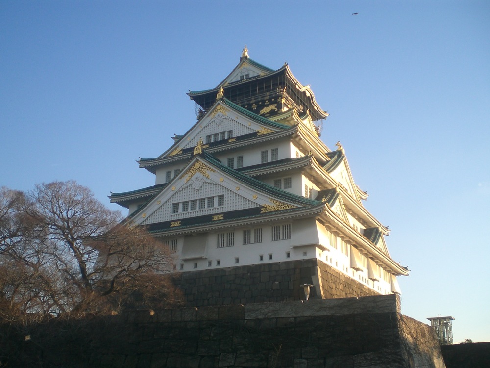 Château d'Osaka derrière les remparts, de plus près