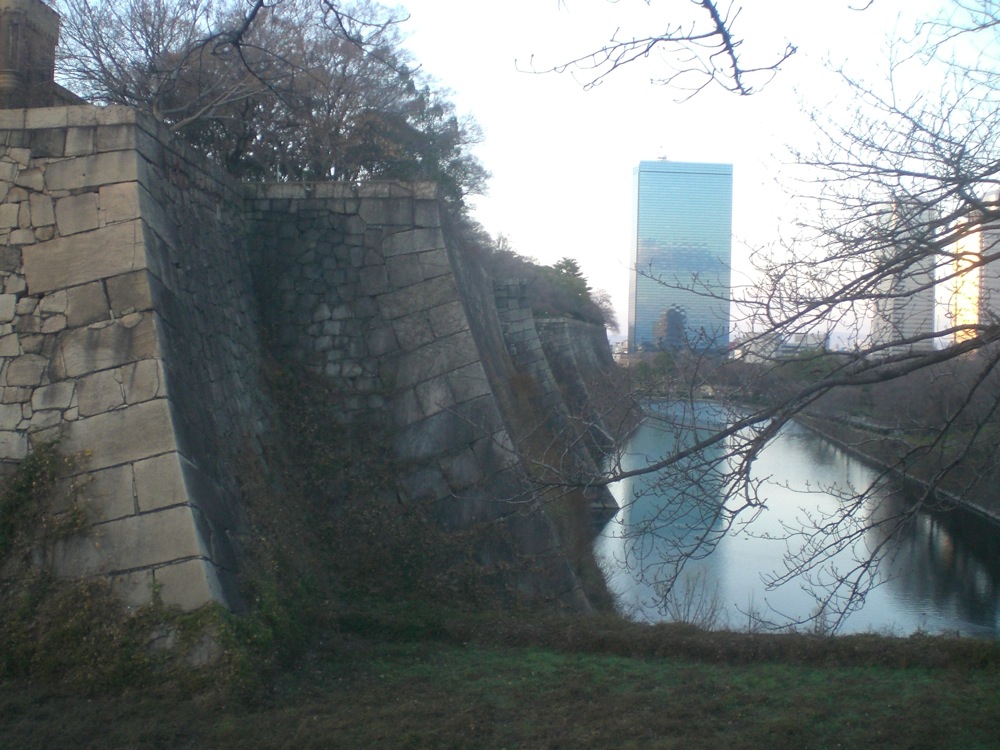 Fortifications du château: murs de gros blocs de pierre à la forme incurvée