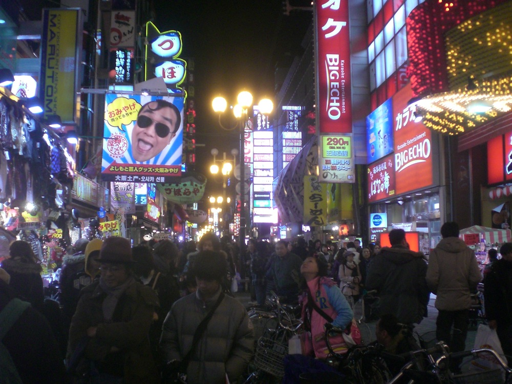 Demi-tour, la foule est partout, les magasins aussi