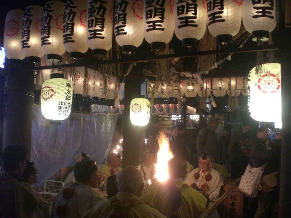 Un temple minuscule au milieu de ce quartier animé: des prêtres sont assis autour du feu et n'ont même pas peur que leurs décorations de papier accrochées au plafond prennent feu... Ce sont peut-être des maîtres zen... 