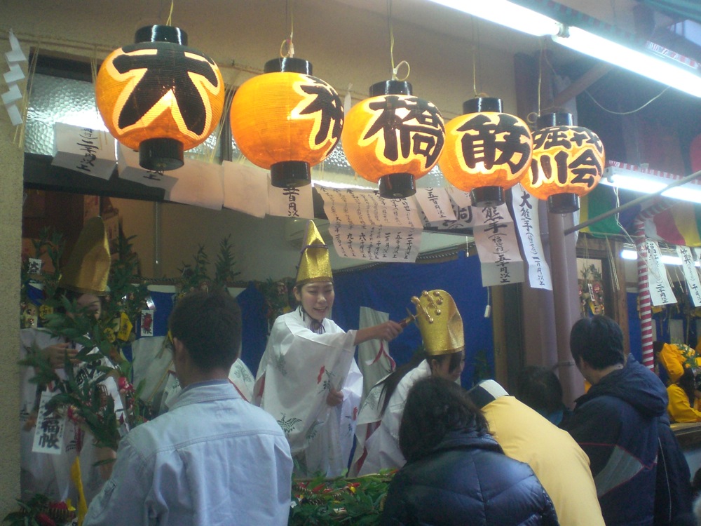 Tout autour se trouvent des vendeurs de compositions à base de bambou. Ils bénissent les gens à l'aide de leurs clochettes...