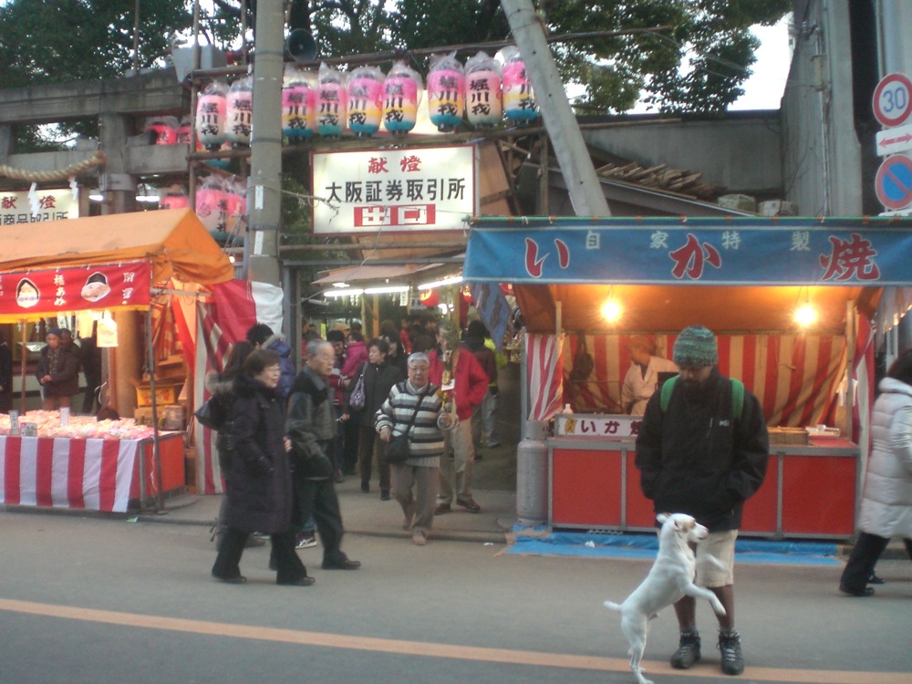 François et Carlo devant l'entrée du temple, après qu'on se soit fait virer...