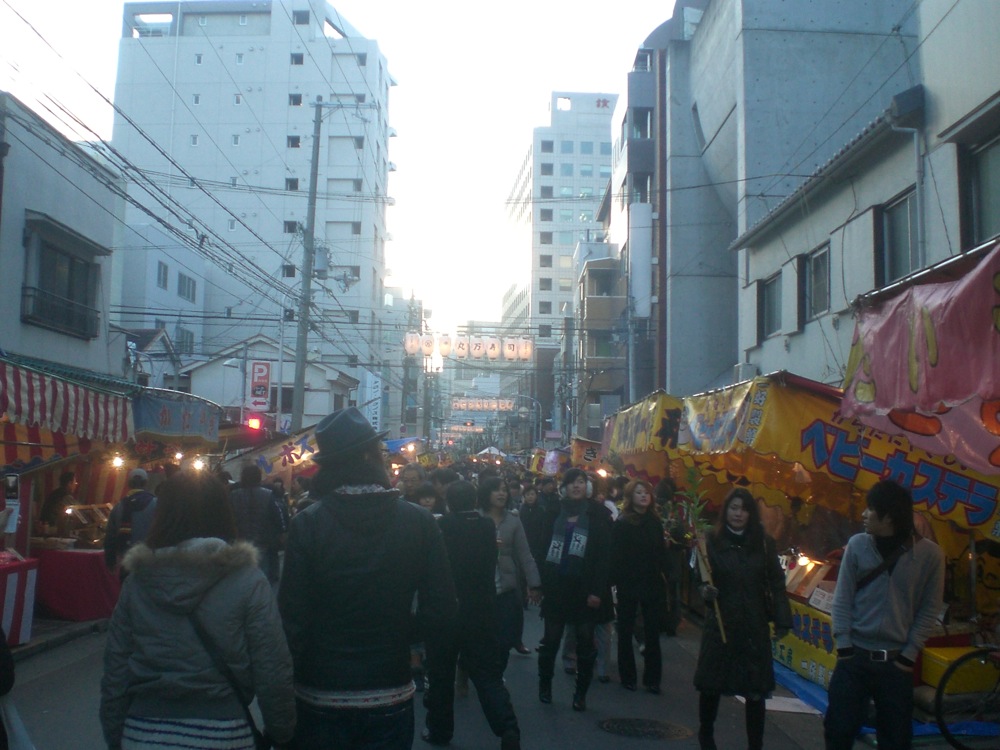 Comme souvent, un marché a pris place juste à côté du temple