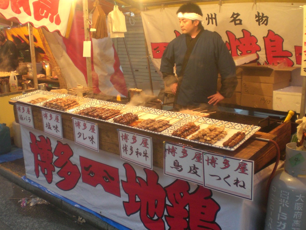 Un vendeur de brochettes de viande