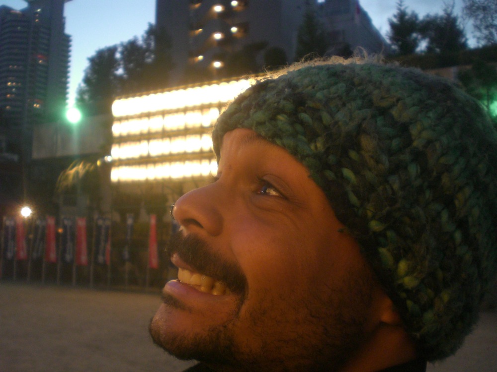 François prend la pose devant les lampions