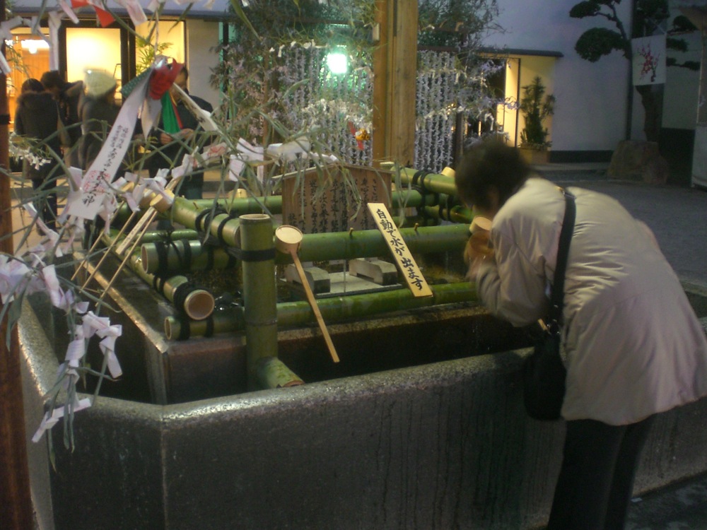 Une femme se lave les mains selon la tradition bouddhiste