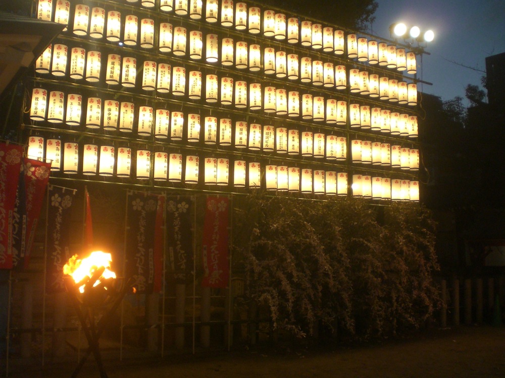 Lampions et torches enflammées donnent un peu de lumière à ce lieu