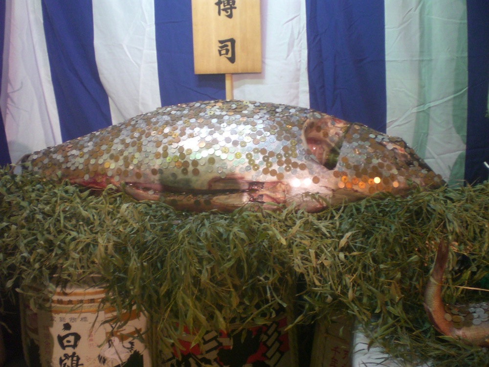 Un poisson mort de plus d'1 mètre de long recouvert de pièces de monnaie