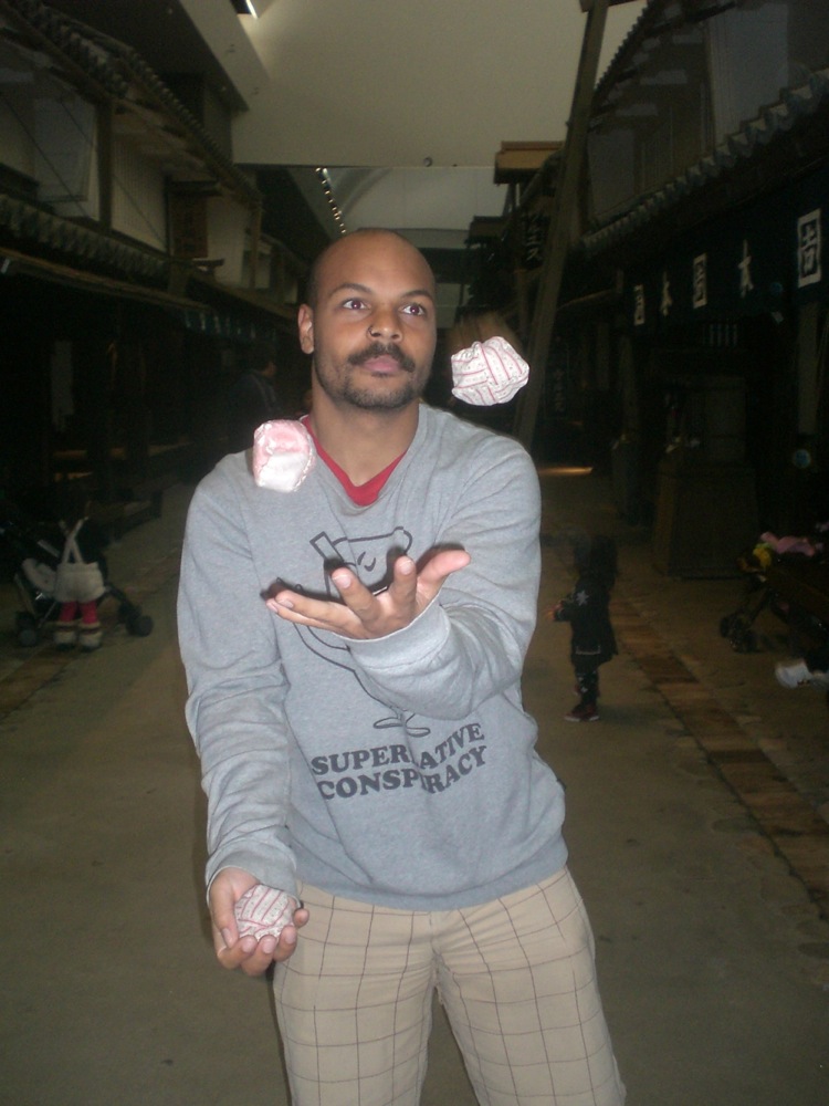 François jongle avec des balles en tissu fabriquées ici-même: après le spectacle, on nous remercie en nous offrant des origami (pliage de papier)