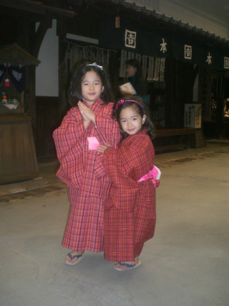 Essayage libre de costumes traditionnels: voici 2 petites filles qui se promenaient ainsi dans le musée. Je n'ai pas résisté à l'envie de les prendre en photo...