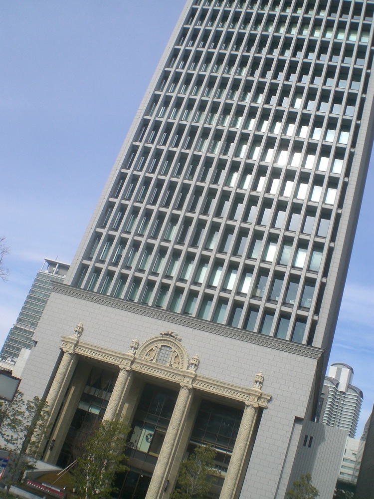 Un immeuble à l'entrée colossale