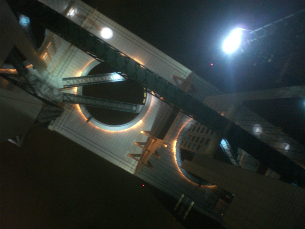 Sky Building vu du dessous: une architecture peu commune