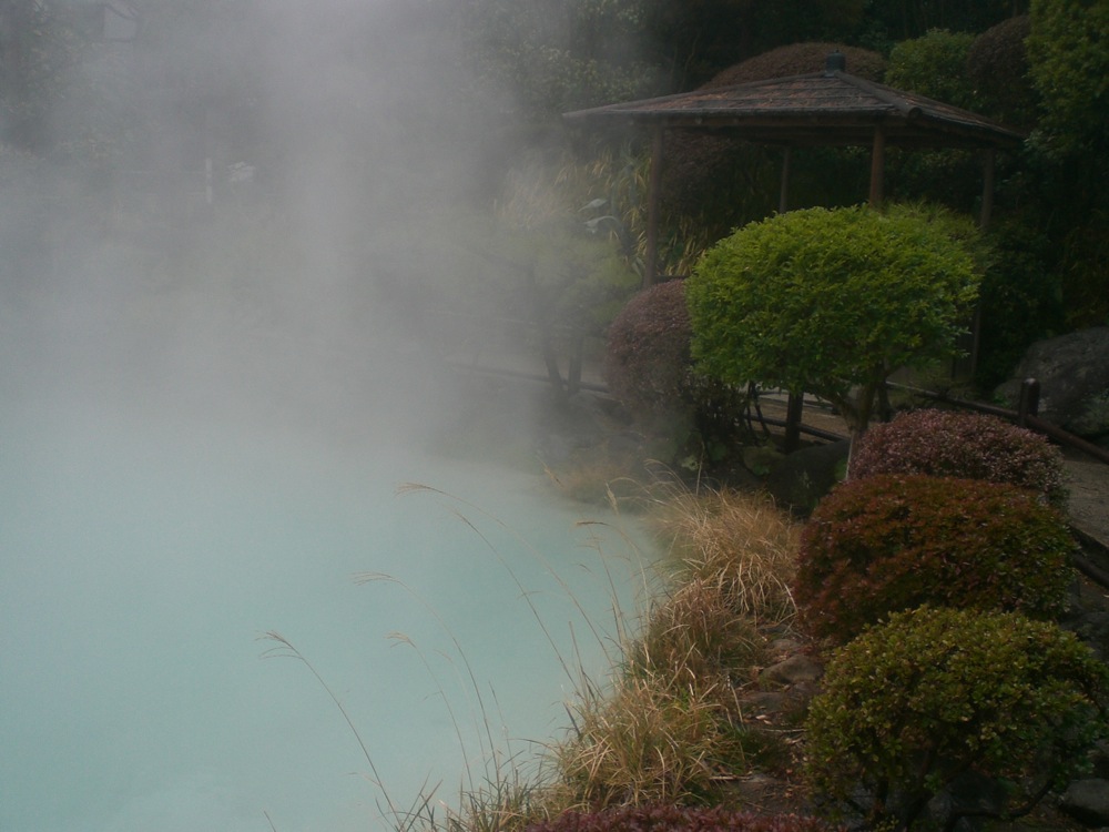 Shiraike toujours: on distingue à travers la vapeur la couleur bleue du lac