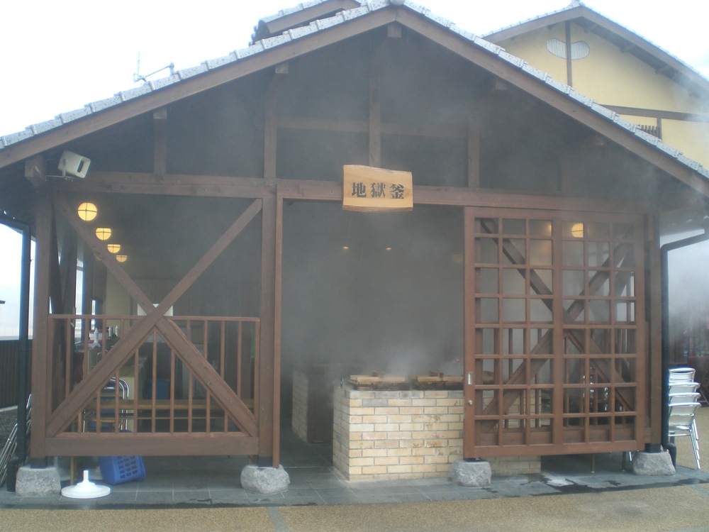 Qu'est-ce donc que cette bâtisse fumante ? Le refuge d'un ogre qui cuisine les petits enfants pas sages qu'il a ramassé la nuit dernière ?