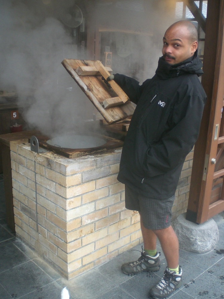 François n'a peur de rien: il soulève le couvercle... Il s'agit en fait d'un cuit-vapeur naturel mis à disposition des amateurs qui souhaiteraient venir cuire leurs aliments pour le dîner. 