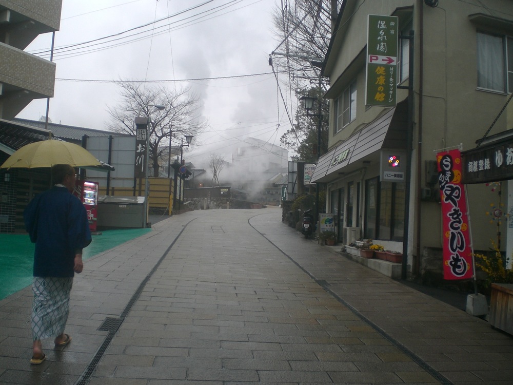 Petite pluie à Beppu le premier jour: on croise un homme qui va visiblement au bain car il est en yukata