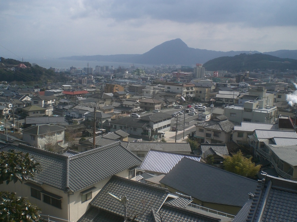 Vue de Beppu: coup d'oeil à gauche: tout est normal, on voit même la mer