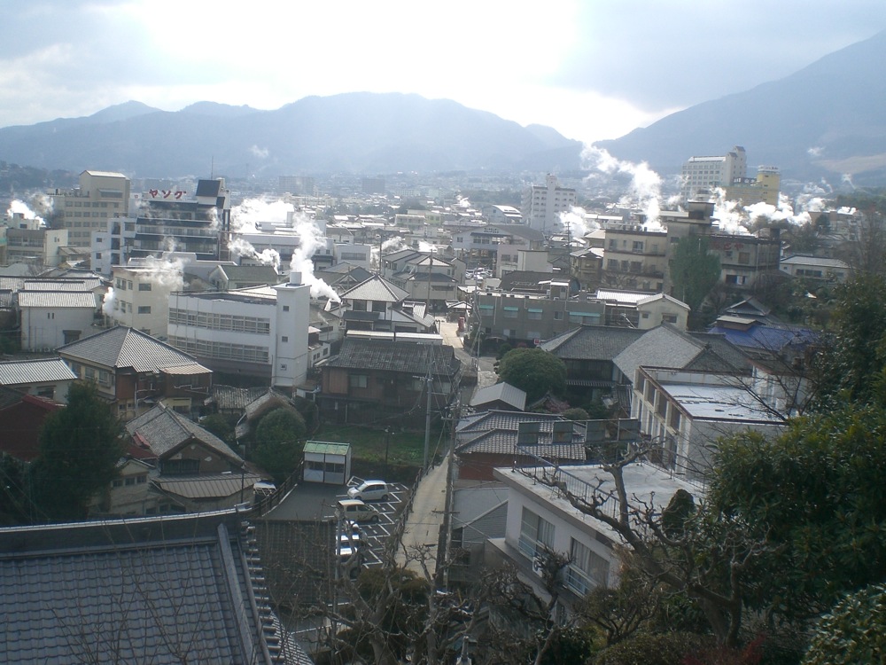 Vue de Beppu: coup d'oeil à droite: c'est le quartier de Kannawa et ses enfers: de la vapeur s'échappe en grande quantité d'un peu partout!