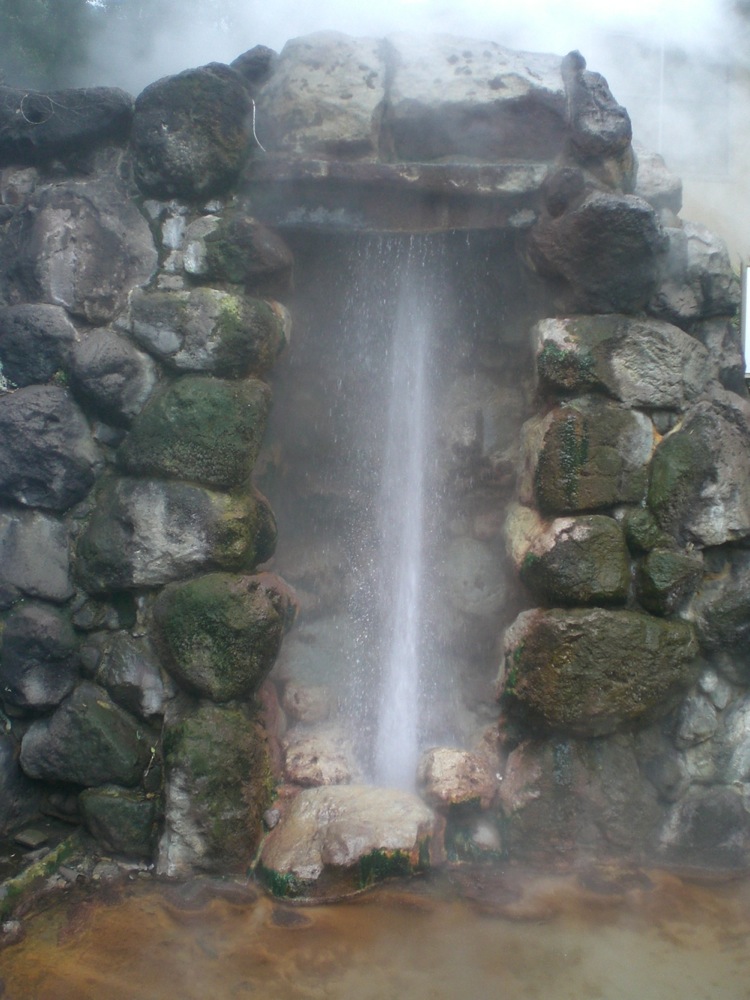 Tatsumaki: un enfer sous forme de geyser. Une éruption a lieu toutes les 30 ou 40 min pendant 6 à 10min. La température avoisinne les 95°C