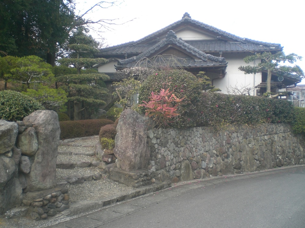 Une des nombreuses maisons traditionnelles de la ville de Beppu. Celle-ci a l'air très grande et l'entrée est très jolie