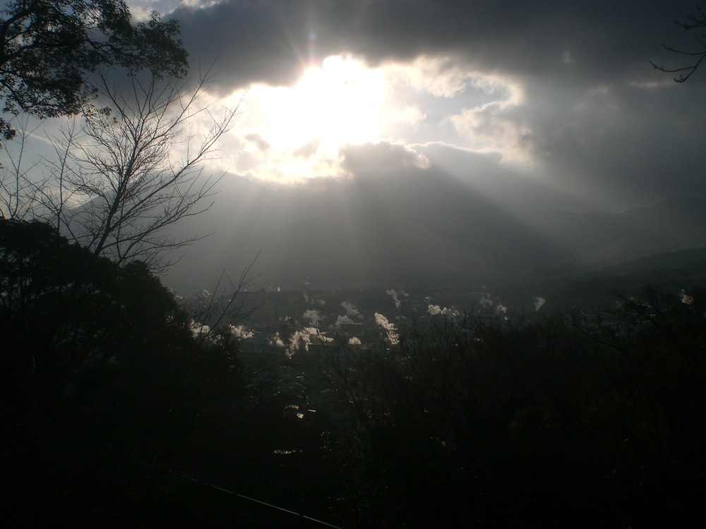 Soleil irréel sur la ville de Beppu et ses enfers: on voit juste les vapeurs de la ville sous ce soleil aveuglant