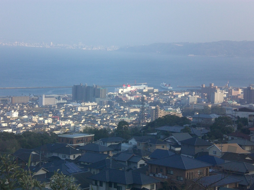Au loin notre ferry est à quai et s'apprête à faire le chemin en sens inverse