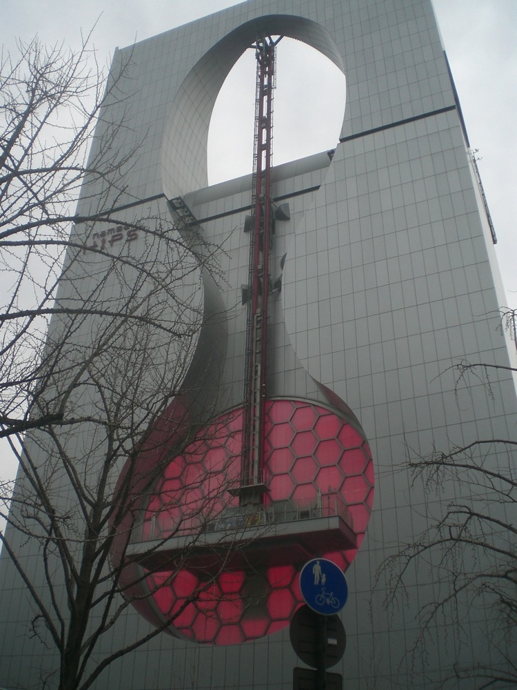 Le building HIPS à Nanba abrite un patchinko (casino)