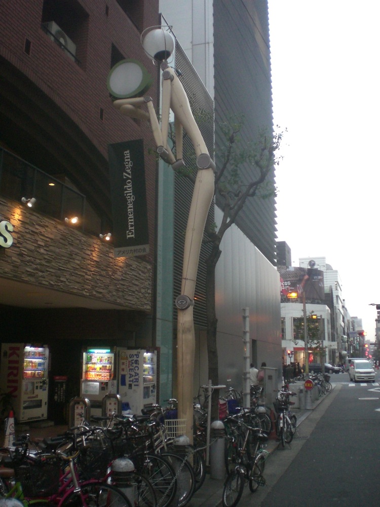 Dans le quartier America-Mura les lampadaires de rue passent inaperçus et pourtant...