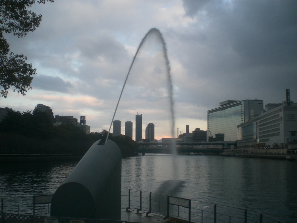 Le jet d'eau de l'île Nakanoshima se met en route toutes les heures