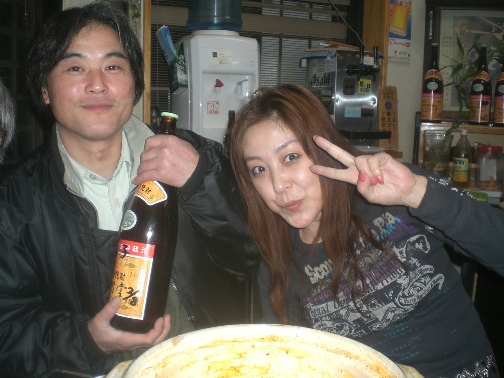 Soirée NABE au Donguri: Keiko et son conjoint Masashi autour d'une bouteille d'alcool de patate douce de Kyushu