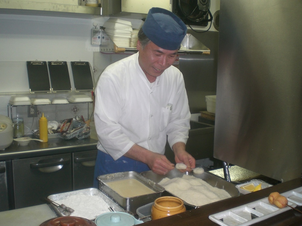 Soirée Kushikatsu: face à nous, le chef est en train de préparer les brochettes (de viande, de poisson ou de légumes) avant de les faire frire
