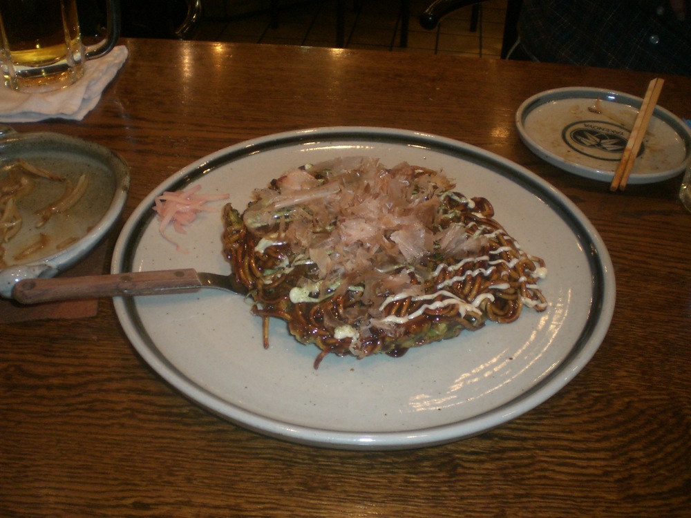 Soirée Takoyaki entre autres...: une okonomiyaki (omelette) aux yakisoba (nouilles sautées)