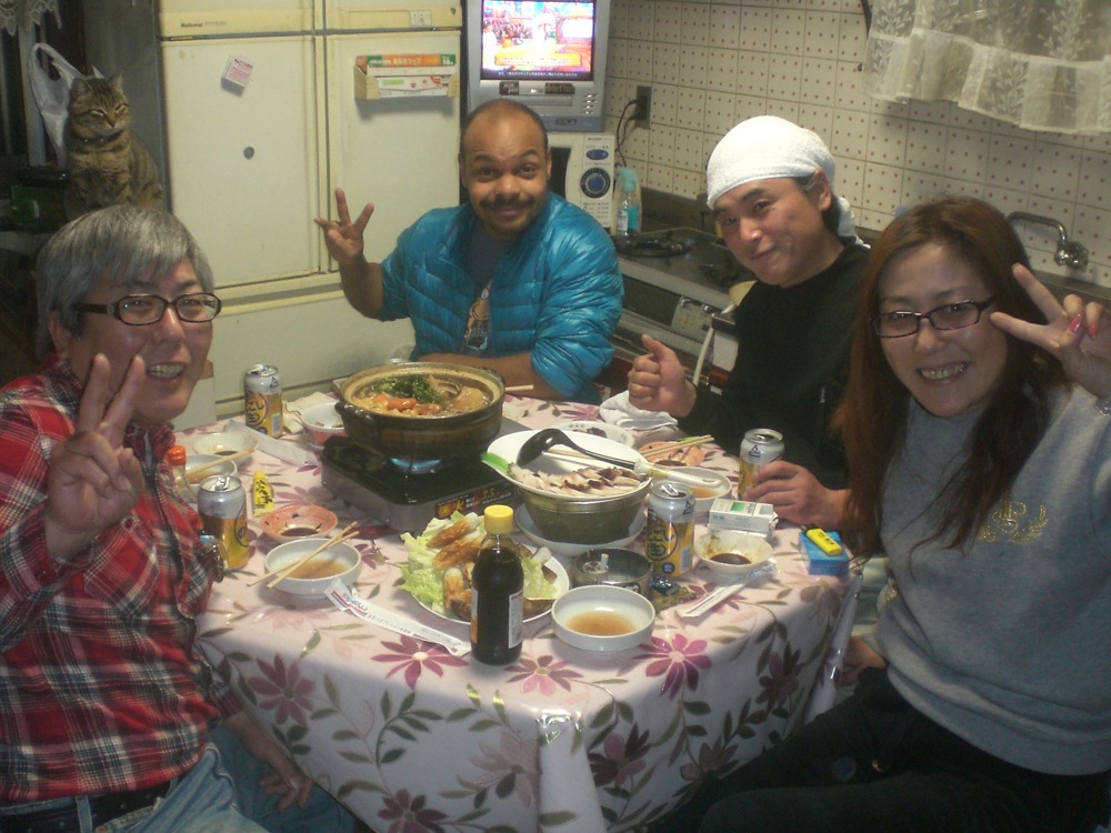 Soirée NABE chez Keiko: Hiroshi, François, Masashi et Keiko. Trouverez vous Lemon, le chat?!